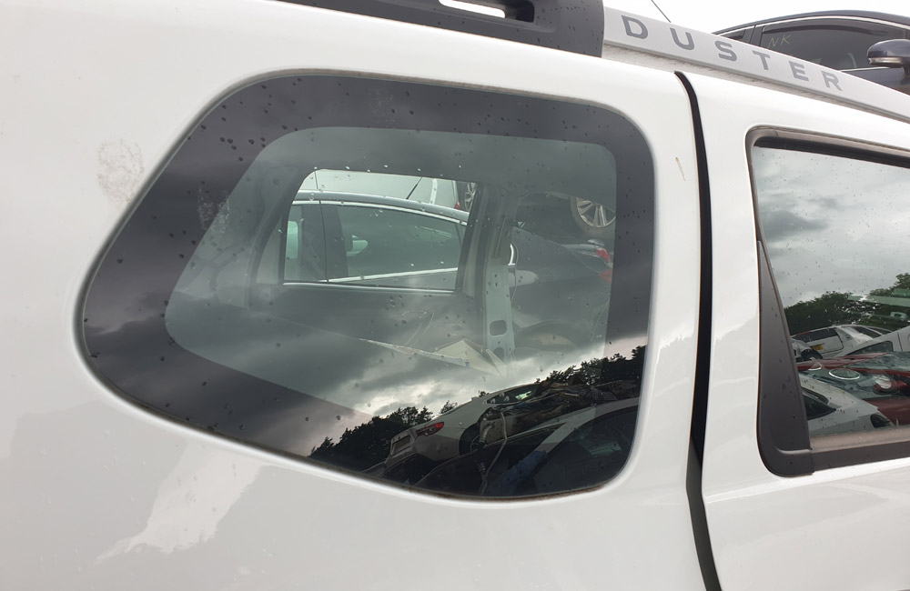 Dacia Duster Laureate DCI Quarter window glass driver side rear